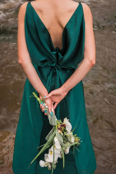 Widok Pani Zielonej Sukni Która Trzyma Kwiaty Rękach Tyłu — Zdjęcie stockowe