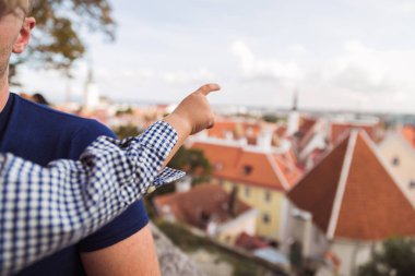 Yakın çekim işaret parmağı ile şehir görünümünde gösteren küçük çocuk