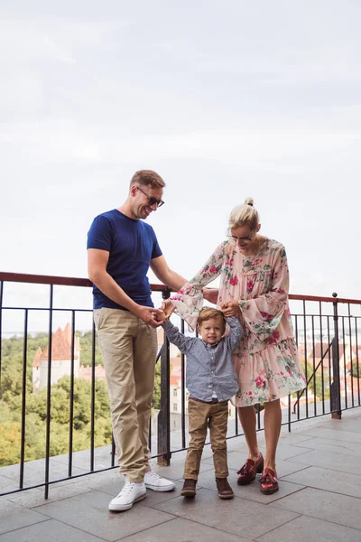 Gelukkige Mooie Familie Staat Tegen Achtergrond Van Het Uitzicht Stad — Stockfoto