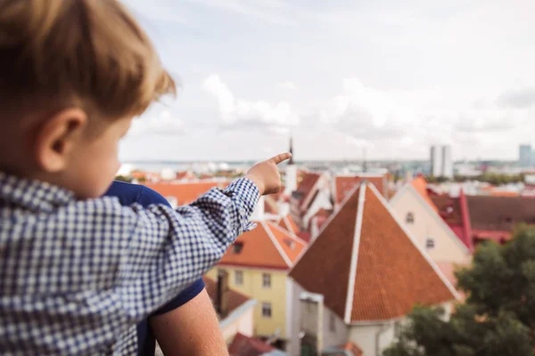 Close Kleine Jongen Kijken Naar Stad — Stockfoto