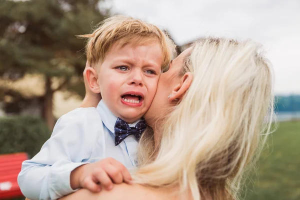 Close Liefdevolle Jonge Moeder Die Knuffelen Kalmeert Haar Zoontje Die — Stockfoto