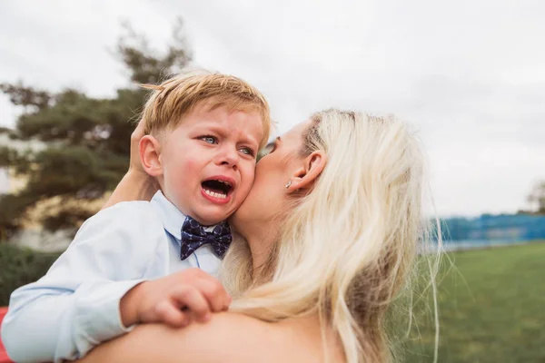 Close Liefdevolle Jonge Moeder Die Knuffelen Kalmeert Haar Zoontje Die — Stockfoto