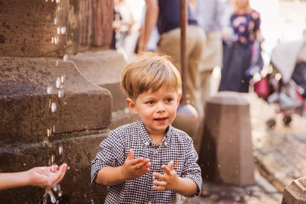 Retrato Del Niño Lindo Que Está Pie Cerca Del Agua — Foto de Stock