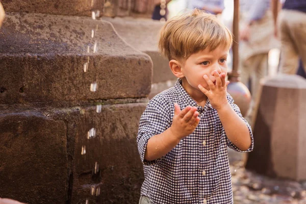 Retrato Del Niño Lindo Que Está Pie Aire Libre Bebiendo —  Fotos de Stock