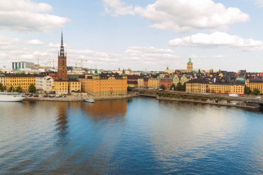 Büyüleyici şehir ve deniz manzarası