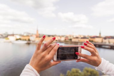 Şehir ve nehir güzel görünümü fotoğraf yapıyor kadın kapatın