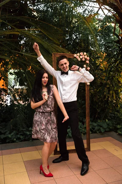 Mutlu Genç Çift Kemer Yanında Duran Dans — Stok fotoğraf