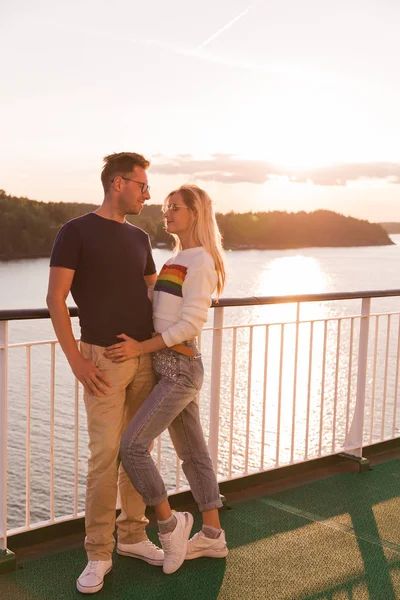 Joven Pareja Feliz Pie Abrazo Barco Contra Fondo Del Mar —  Fotos de Stock