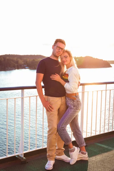 Young Happy Couple Standing Embrace Ship Background Ses — Stock Photo, Image