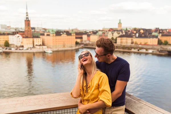 Portrait Cheerful Young Couple Who Standing Embracing Background City River — Stock Photo, Image