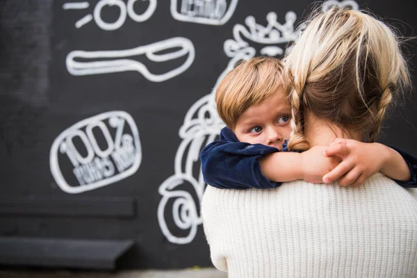 Close Schattige Kleine Jongen Omarmt Zijn Moeder Buitenshuis — Stockfoto