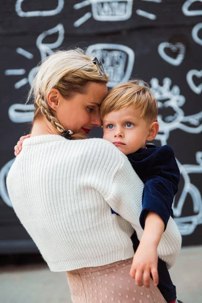 Der Süße Kleine Junge Der Seine Glückliche Mutter Freien Umarmt — Stockfoto