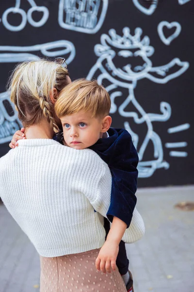 Lindo Niño Abrazando Madre Aire Libre — Foto de Stock