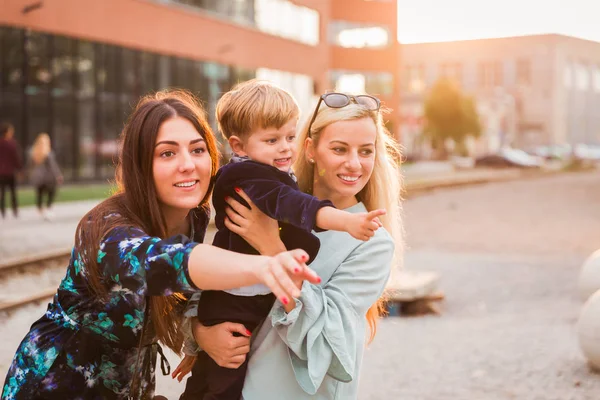 Portret Van Twee Glimlachende Jonge Vrouwen Die Staan Met Kleine — Stockfoto