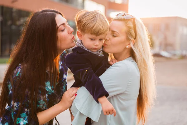 Portret Van Twee Gelukkige Jonge Vrouwen Die Kleine Jongen Buitenshuis — Stockfoto