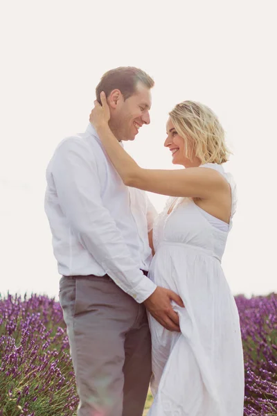 Boldog Fiatalember Minőségi Időt Tölt Terhes Feleségével Levendulamezőn — Stock Fotó