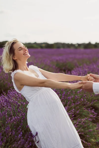 Den Lyckliga Gravida Kvinnan Som Står Lavendelfältet Och Håller Sin — Stockfoto