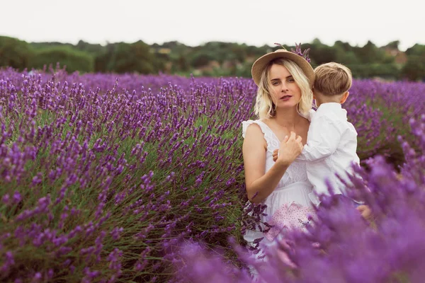 Gelukkige Zwangere Moeder Zit Het Lavendelveld Met Kind — Stockfoto