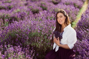 Lavanta tarlasında neşeli genç esmerin portresi