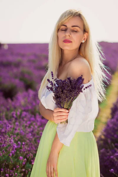 Portrét Atraktivní Mladé Blondýny Levandulovém Poli — Stock fotografie