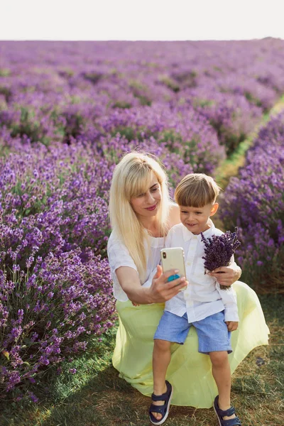 Vrolijke Jonge Vrouw Kleine Jongen Kijken Naar Telefoon Het Lavendelveld — Stockfoto
