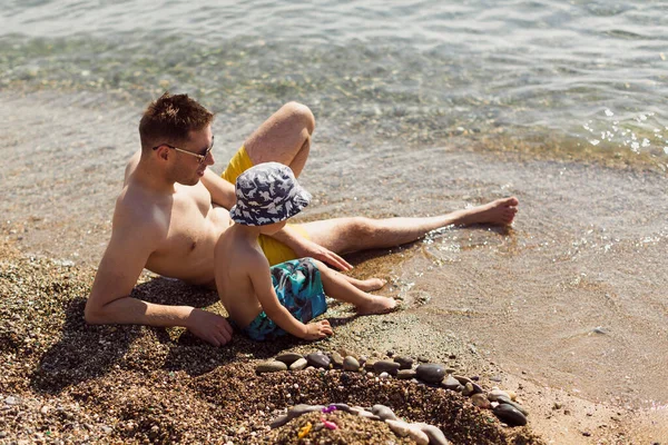 Pappa Och Son Leker Tillsammans Havets Strand — Stockfoto