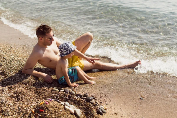 Pai Filho Estão Brincando Juntos Praia Mar — Fotografia de Stock