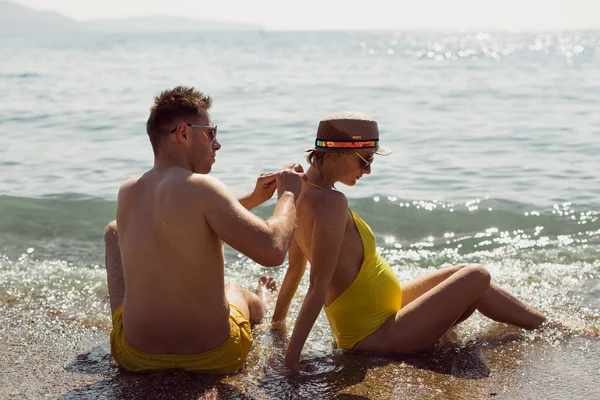 Das Glückliche Junge Schwangere Paar Sitzt Meer — Stockfoto