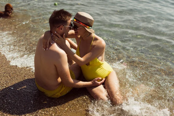 Det Unga Gravida Paret Sitter Vid Havet — Stockfoto