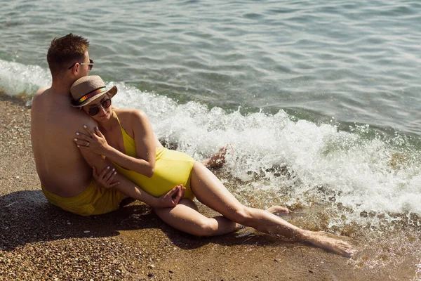 Jovem Casal Grávida Sentado Junto Oceano Arrepiando — Fotografia de Stock