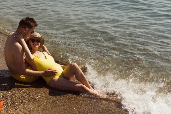 Das Schöne Junge Schwangere Paar Sitzt Meer Und Chillt — Stockfoto
