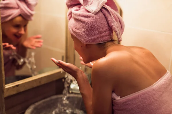 Vista Cerca Joven Que Lava Cara Con Agua Mira Espejo — Foto de Stock