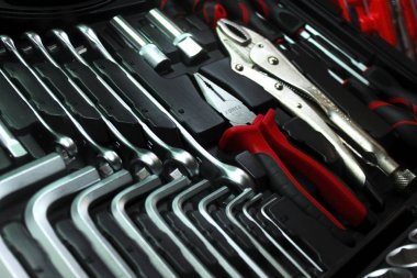 Bir çantada tam bir profesyonel alet çantası, çeşitli anahtarlar, uğursuz anahtarlar ve pense dahil. Organize düzen ve temiz, yeni araçlar mekanik, onarım ve profesyonel bakım hizmetleri projeleri için mükemmeldir.