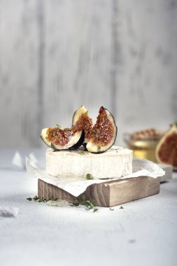 Tatlım incir ve kekik ile Brie peyniri