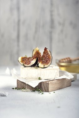 Tatlım incir ve kekik ile Brie peyniri