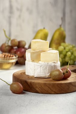 Brie peyniri ve camembert tatlım üzüm ve armut ile