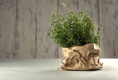 Baharatlı bitki kekik bir kağıt torba