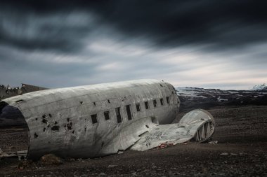 İzlanda'daki siyah kum plaj uçakta