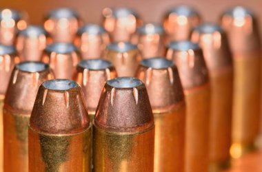 Birden çok satır boşluk tabanca mermi, 45 kalibre. Ateşli silahlar ve ikinci değişiklik atıfta kavramsal görüntü.