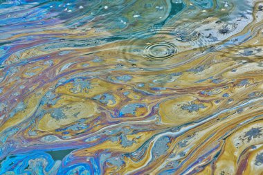 Bir çevre endişe Texas Bayou renkli yağlı kirleticilerin bir film olarak dalgalanan, durgun su kapağı. Bu yasadışı damping veya fabrika ikinci tur sonucu olabilir.