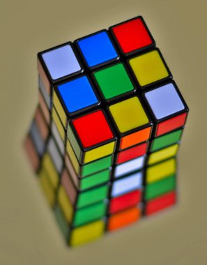 Ayna üzerindeki Rubik Küpü bulmacası soyut bir yansıma oluşturuyor.
