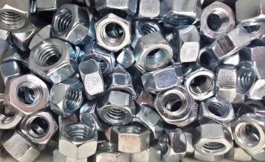 Tüm çerçeve doldurarak bir donanım deposundan gümüş metal fındık yığını.