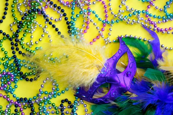 Asortyment Kolorowe Ozdoby Mardi Gras Festival Żółtym Tle Maska Wenecka — Zdjęcie stockowe