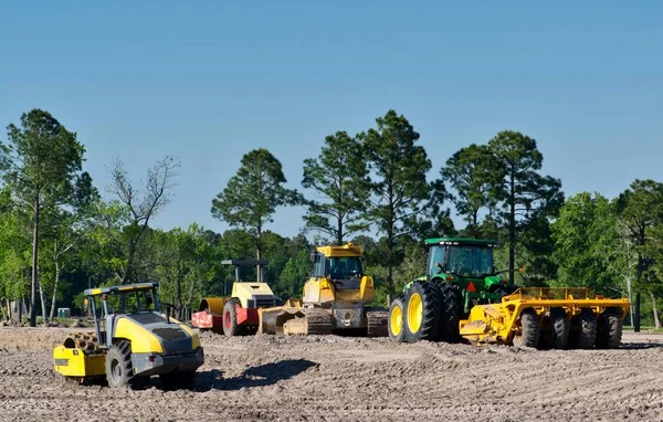 Terreno Fase Bonifica Sviluppo Con Bulldozer Macchine Pesanti Raschiatori Parcheggiati — Foto Stock