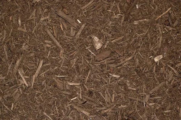 Frisch Verlegter Dunkelbrauner Bodenmulch Bedeckt Eine Gartenfläche Vollbild Hintergrundbild — Stockfoto