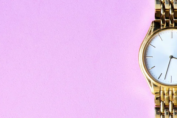 Fundo Rosa Com Relógio Pulso Ouro Vertical Colocado Extremidade Direita — Fotografia de Stock