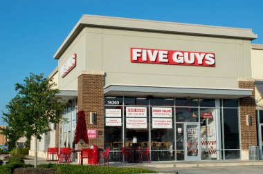Houston, Texas/Usa 08/22/2019: Five Guys burger ve patates kızartması 1986 yılından bu yana yaklaşık edilmiş ve şimdi dünya çapında birçok yere sahiptir. Bu ikonik ve ABD'de favori burger yer. Görüntü konumu Humble, Tx