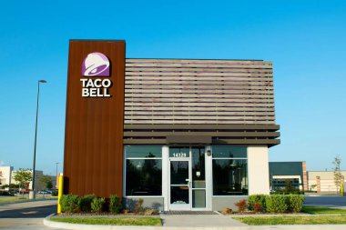 Houston, Texas/Usa 22/08/2019: Humble, Tx'te bir Taco Bell mağazası. Bu zincir 1962 yılında Kaliforniya'da kurulmuştur. Bugün ABD'de Tacos bir ev adı, şimdi dünya çapında birçok ülkede sayısız mağaza sahiptir.