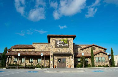 Houston, Texas/Usa 22/2019: Humble, Tx'te Olive Garden restaurant. 1982 yılında kurulmuş ve abd, Kanada ve Meksika'da yaklaşık 1000 yerleri ile şu anda tanınmış bir İtalyan-Amerikan rahat yemek restoranı haline gelmiştir.