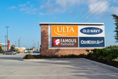 Houston, Texas/Usa 22/08/2019: Humble, Texas alışveriş merkezinde bir duvar panosunda çeşitli markaların listelenmesi ve arka planda kısmi otopark ve perakende mağazalarının gösterilmesi tabelaları.